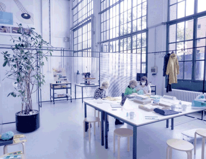 Das Textile Prototyping Lab bietet modulare Arbeitsplätze, Bereiche für gemeinsame Projektarbeiten, Prototyping Maschinen aus dem Textil- und Elektronikbereich sowie Beratung zu textilintegrierter Elektronik. 