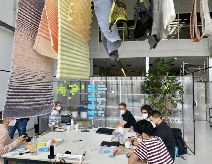 In interaktiven Workshops erarbeiten Wissenschaftler*innen des IZM und der KHB zusammen mit Partnern aus der Industrie, KMUs, Kunstschaffenden, Studierenden und Start-Ups textile Visionen mit elektronischen Funktionalitäten im Textile Prototyping Lab.
