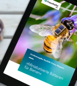 Tablet mit dem Titelbild des RealIZM Online-Magazins auf einem Steck mit Sonnenbrille, Cocktail und Pflanze | © Fraunhofer IZM | Volker Mai | MargJohnsonVA – stock.adobe