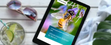 Tablet mit dem Titelbild des RealIZM Online-Magazins auf einem Steck mit Sonnenbrille, Cocktail und Pflanze | © Fraunhofer IZM | Volker Mai | MargJohnsonVA – stock.adobe