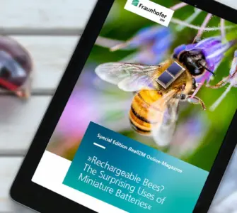Tablet with the cover image of the RealIZM online magazine on a pin with sunglasses, cocktail and plant | © Fraunhofer IZM | Volker Mai | MargJohnsonVA - stock.adobe