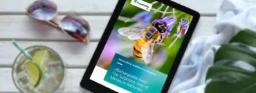 Tablet with the cover image of the RealIZM online magazine on a pin with sunglasses, cocktail and plant | © Fraunhofer IZM | Volker Mai | MargJohnsonVA - stock.adobe