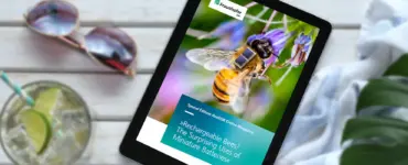 Tablet with the cover image of the RealIZM online magazine on a pin with sunglasses, cocktail and plant | © Fraunhofer IZM | Volker Mai | MargJohnsonVA - stock.adobe