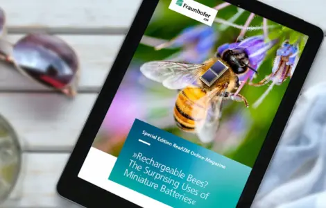 Tablet with the cover image of the RealIZM online magazine on a pin with sunglasses, cocktail and plant | © Fraunhofer IZM | Volker Mai | MargJohnsonVA - stock.adobe