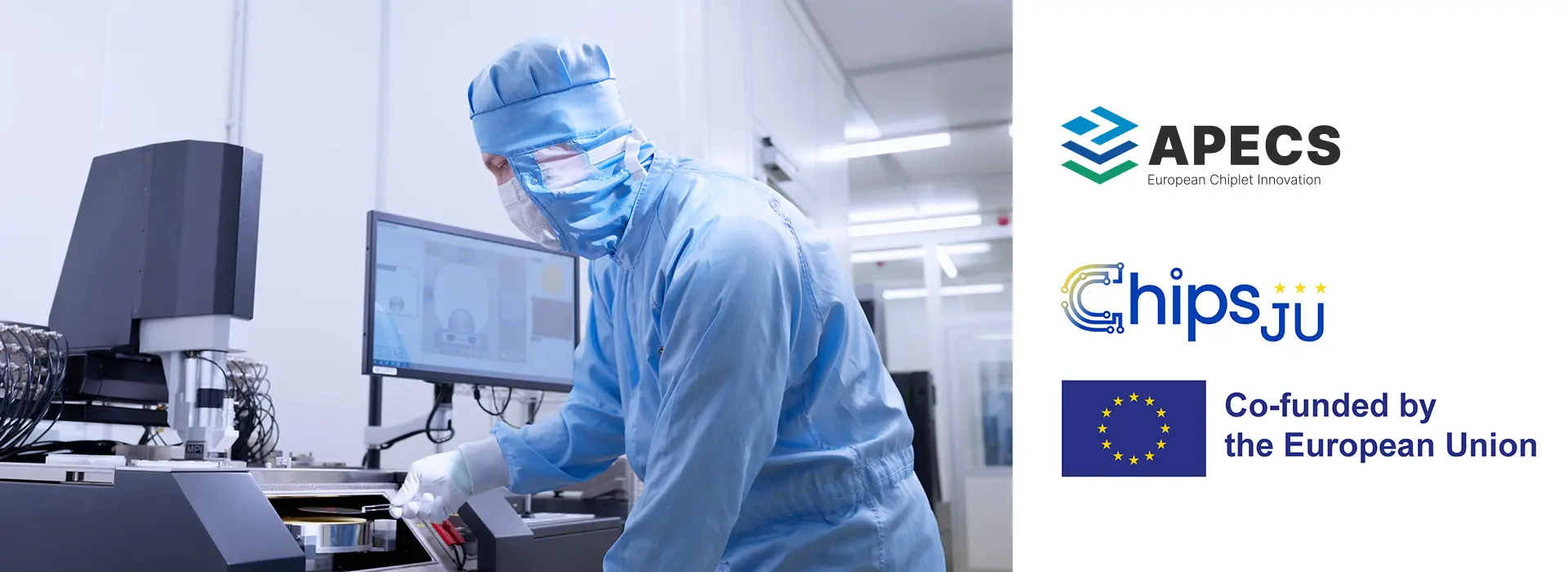 Person in Reinraum am Computer in Schutzanzug, Logos APECS, Chips Ju & European Union